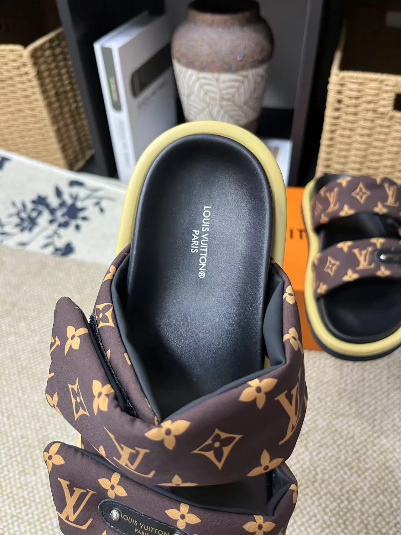P340 yuan LV Louis Vuitton Full of high-end feel! A popular model among bloggers at home and abroad, it’s retro and fashionable, and looks stunning on your feet! Mainly recommended model on the official website★ ━━━━━ ЅᏇєєt ━━━━━ ▪️Upper: original calfskin ➕5D printing process ▪️Inner: imported mixed sheepskin ▪️Outsole: original molded foam outsole ▪️Size: Female 35-40 Men's 39-44 (women's 41 men's 45)